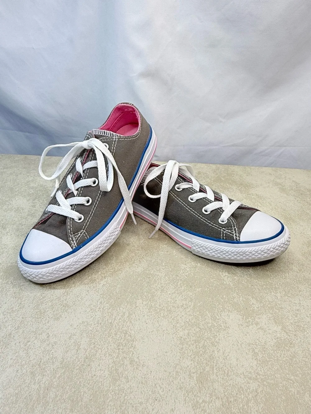 Converse Kids Size 2 Charcoal Canvas Low-Top Sneakers with Pink Lining EUC LN